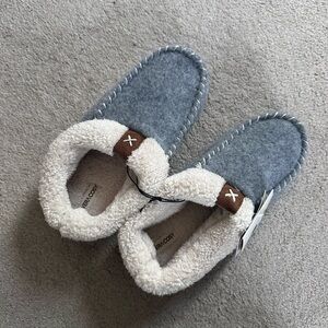NWT Ladies Gray Slippers